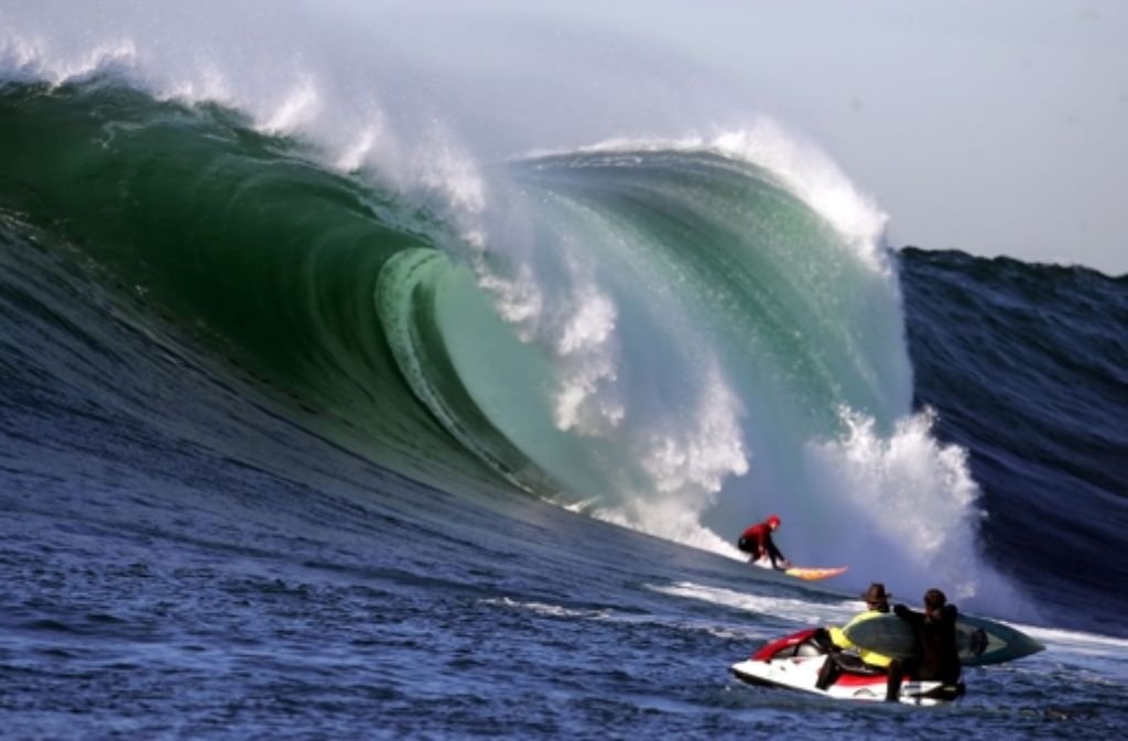 Die haushohen Wellen können 70 Kilometer pro Stunde schnell werden. Während die Pioniere des Big Wave Surfing noch ohne Hilfsmittel auskamen, werden Big Wave-Surfer mittlerweile per Jet-Ski in die Wellen hinein und wieder aus dem Break hinaus gezogen. Das richtige Timing beim sogenannten Tow-In-Surfing zu erwischen, ist essenziell. Mit der Etablierung des Tow-Ins wurde es für Big Wave-Surfer möglich, sich an noch größere Wellen heranzuwagen.
