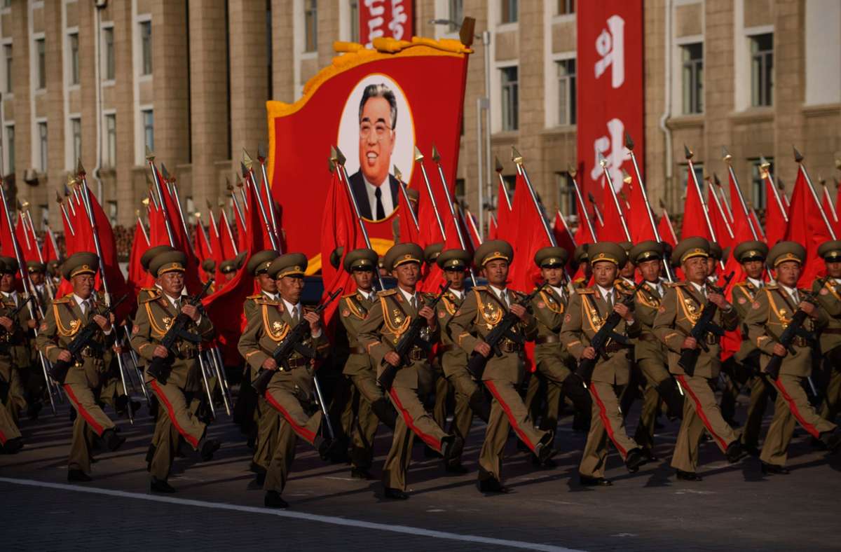 Militärisches Schaulaufen: Keine Parade ohne den „ewigen Präsidenten“ Kim Il-sung