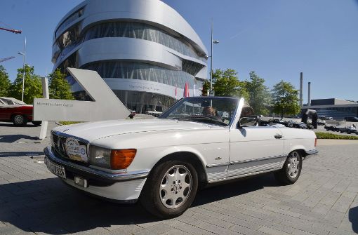 Tradition trifft Moderne: Der „Klassiker“ SL vor dem Mercedes-Benz-Museum in Stuttgart. Foto: Andreas Rosar Fotoagentur-Stuttg