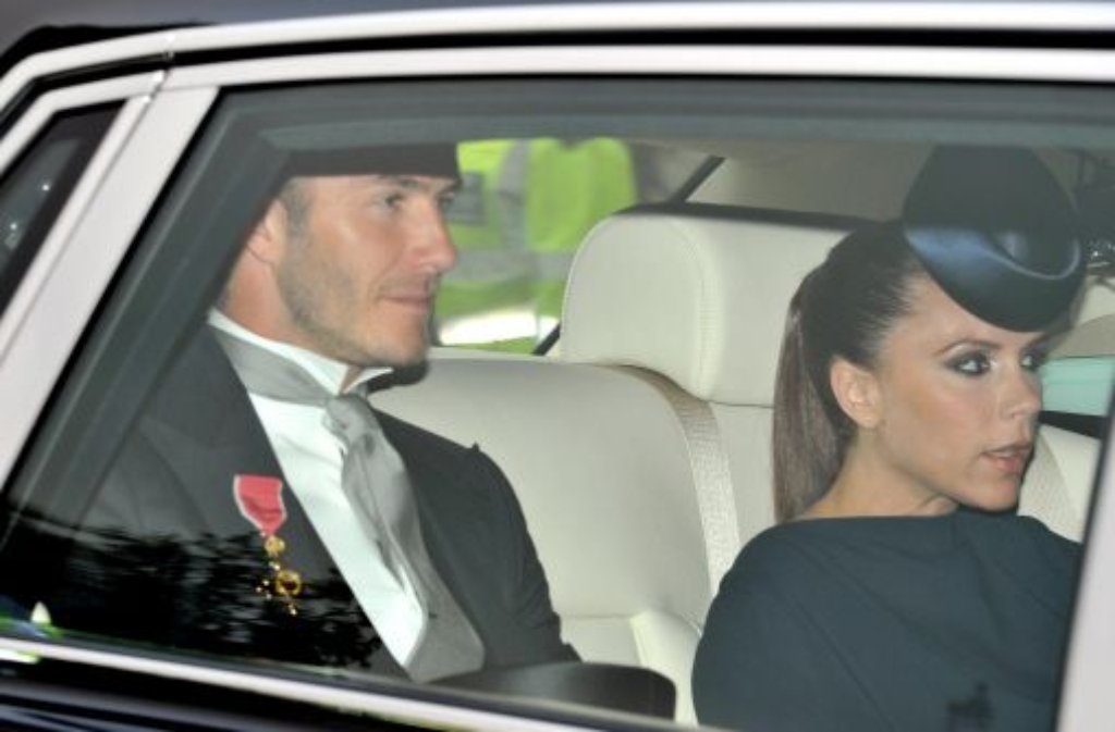 David Beckham und seine hochschwangere Frau Victoria fahren vor der Westminster Abbey vor.