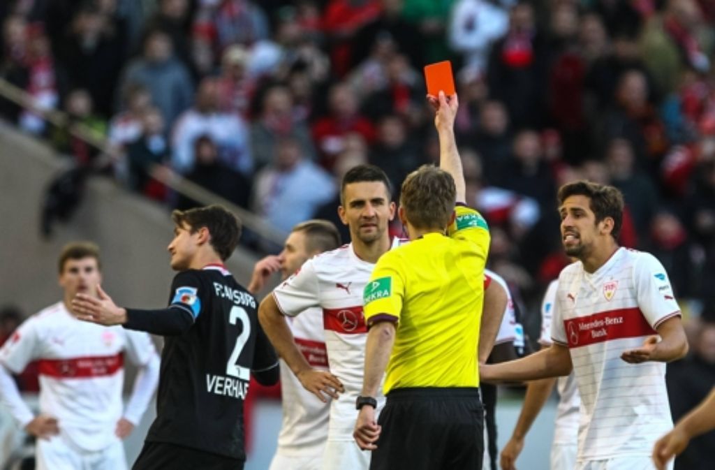 VfB-Stürmer Vedad Ibisevic sieht Rot. Weitere Eindrücke vom Spiel gegen den FC Augsburg sehen Sie in unserer Fotostrecke.