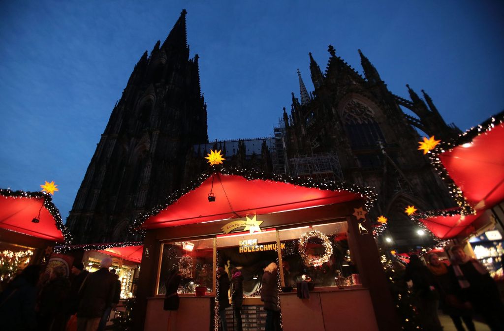 KÖLN: Der Weihnachtsmarkt am Kölner Dom ist mit rund vier Millionen Besuchern nach eigenen Angaben der beliebteste Deutschlands. Regionale Spezialität an den rund 150 Ständen sind „Kölsche Rievkooche“ (Reibekuchen) sowie Diverses in Form des Doms – zum Beispiel Glas, Schokolade und Spekulatius.