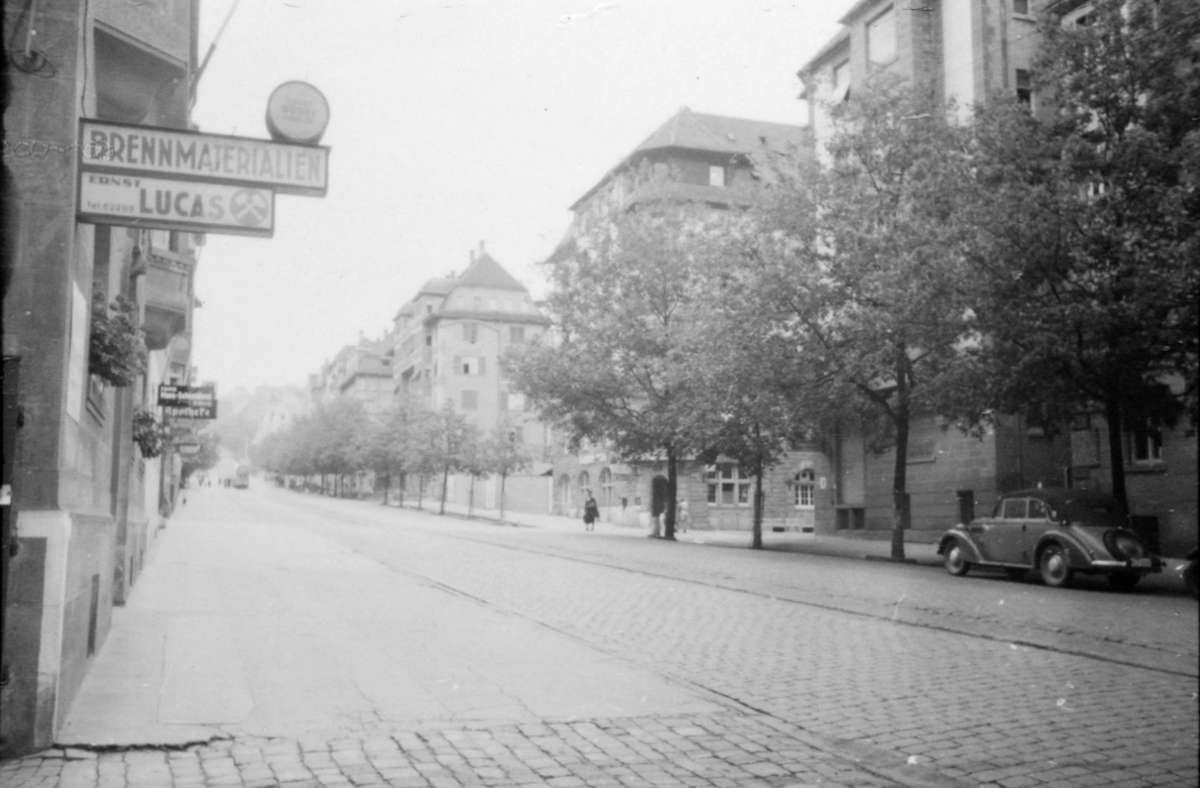 Dieser Teil der Bebelstraße und besonders die baumbestandene Straßenseite hat bis heute ihren Charakter weitgehend erhalten.