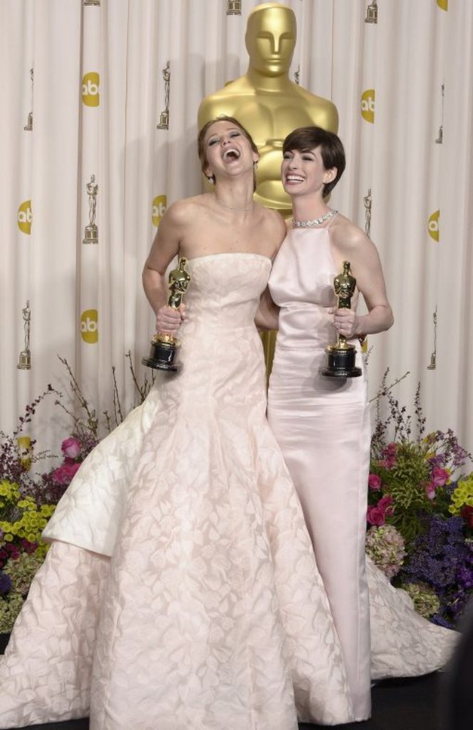 Jennifer Lawrence (links) und Anne Hathaway mit ihren Trophäen.