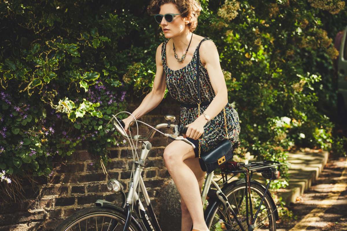 Stylisches Fahrradzubehör: Die Dame des Herzens besitzt schon ein tolles Rad, braucht aber noch einen Korb, eine neue Klingel oder gar einen Helm? So steigt die Vorfreude auf den Frühling mit gemeinsamen Ausflügen in die Natur.
