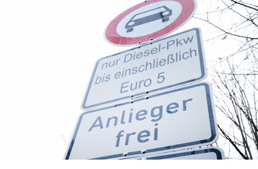 Bald könnten auch Euro-5-Diesel aus dem Großteil der Landeshauptstadt ausgesperrt werden. Das Land wendet sich dagegen. Foto: dpa/Bernd Weissbrod