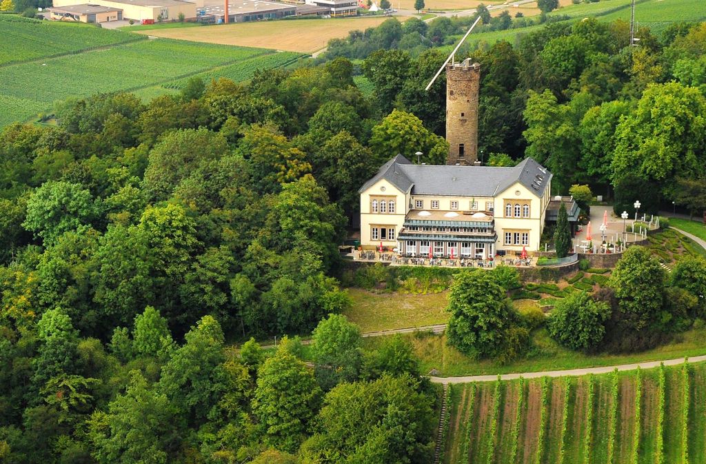 Wartbergturm: Mit einem Blick über Heilbronn und das Neckarbecken belohnt der Aufstieg zum Wartberg und zum Turm.Service: Wartberg, Heilbronn. Das ganze Jahr von 11-22 Uhr geöffnet und kostenfrei zugänglich.