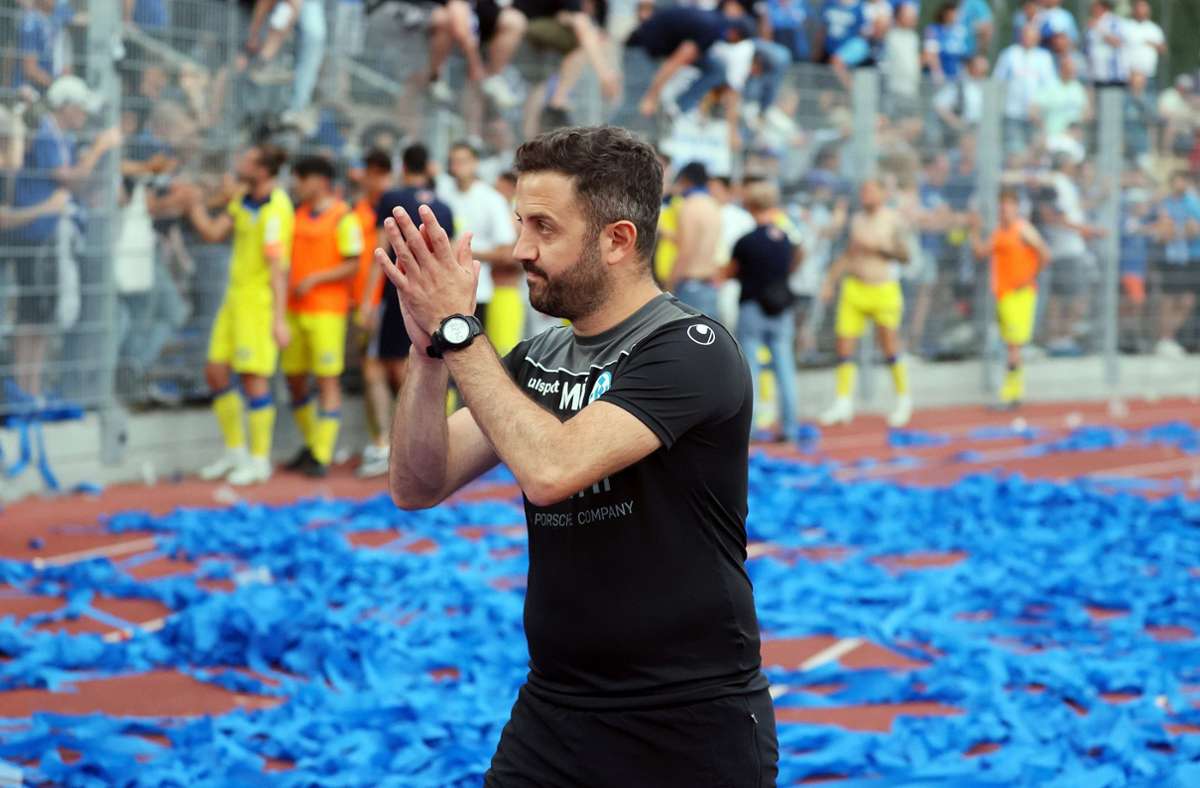 Trainer Mustafa Ünal spendete den über 1000 mitgereisten Anhängern Applaus.