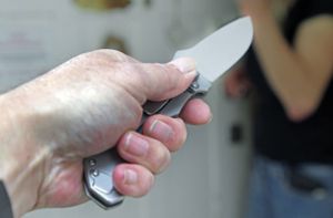 Unbekannte bedrohen Kassiererin in Einkaufsmarkt mit Messer