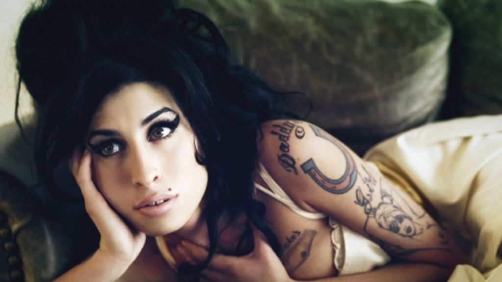  Sie war ein musikalisches Ausnahmetalent und starb mit nur 27 Jahren. Amy Winehouse, fünffache Grammy-Gewinnerin mit Alkohol- und Drogenproblemen, wäre am 14. September 30 Jahre alt geworden. 