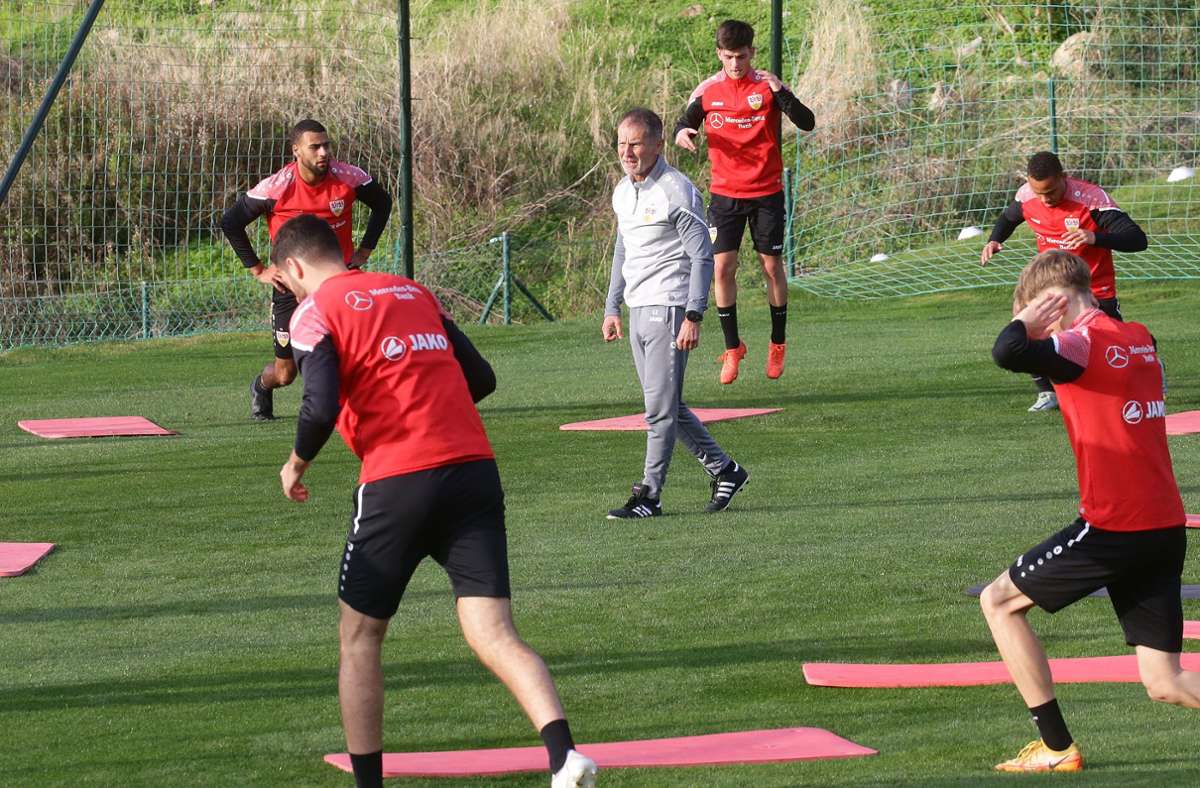 Der Athletiktrainer Günter Kern inmitten der VfB-Spieler