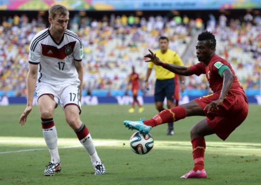 Per Mertesacker gegen Ghanas Asamoah Gyan.