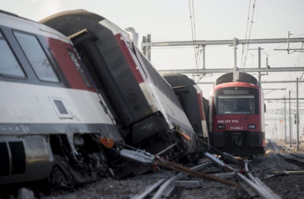 Bei Zürich ist am Freitagmorgen ein Schnellzug mit einer S-Bahn zusammengestoßen. Fünf Menschen wurden dabei verletzt. Der Bahnverkehr zwischen Zürich und Stuttgart muss umgeleitet werden.