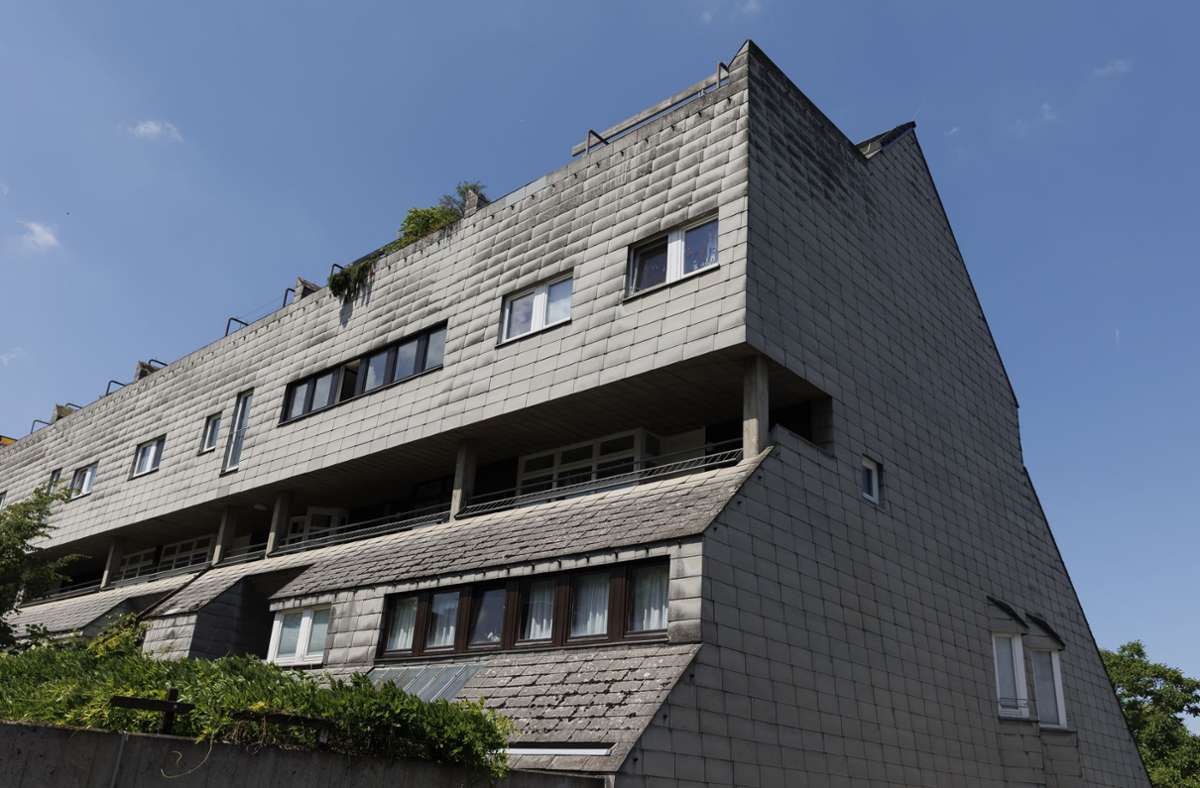Denkmalgeschütztes Mehrfamilienhaus „Schnitz“ in Neugereut. Einer der Architekten und Eigentümer ist Peter Faller. Er lebt bis heute in dem Haus.