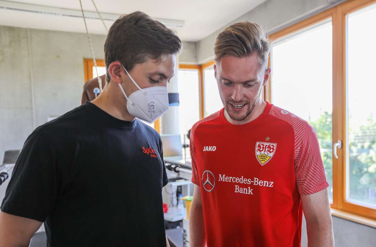 Torhüter Florian Müller schaut sich seine Ergebnisse an.