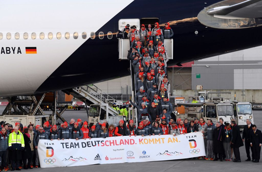 „Team Deutschland kommt an“ - 150 Sportler waren an Bord der Maschine.