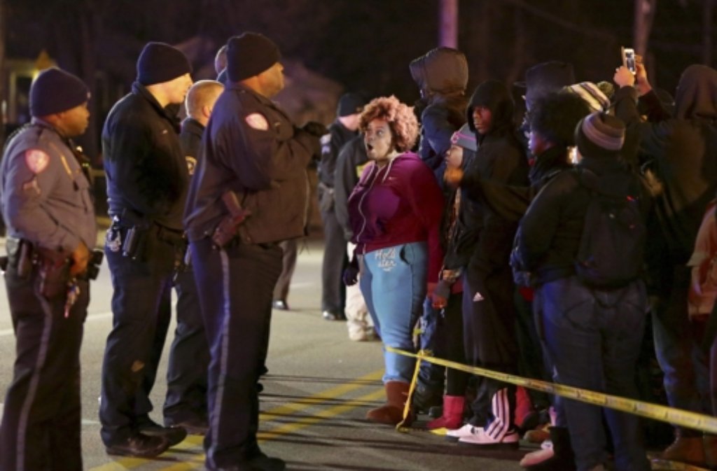 Nach einem weiteren gewaltsamen Tod eines schwarzen Jugendlichen in den USA ist es am Tatort in Berkeley im US-Bundesstaat Missouri zu Ausschreitungen gekommen.