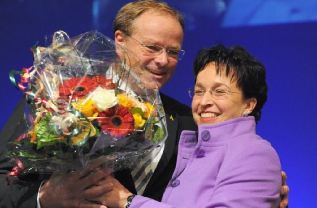 Am 17. November wird Dirk Niebel (links) nach einem überraschenden Schachzug von Parteichefin Birgit Homburger Spitzenkandidat der Südwest-FDP für den Bundestagswahlkampf 2013. Homburger schlägt Niebel vor, als sich ein Duell zwischen ihr und Walter Döring ankündigt.