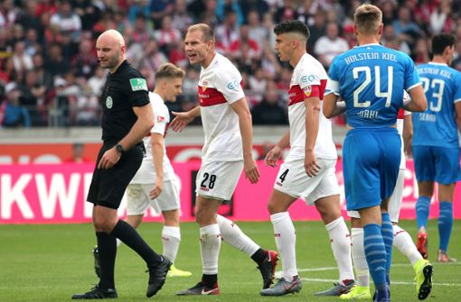 Das Bild, das vom Spiel bleibt: Holger Badstuber vom VfB Stuttgart muss mit Gelb-Rot vom Platz. Foto: Pressefoto Baumann/Julia Rahn
