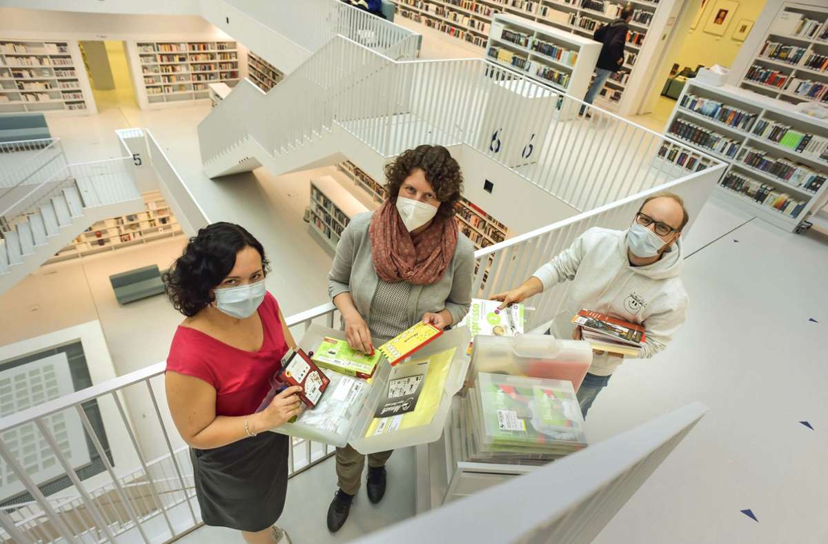 Sie suchen die Bücher aus: Alexandra Kirchner, Marion Hekmann und Philipp Merth (von links). Foto: Lichtgut/Max Kovalenko