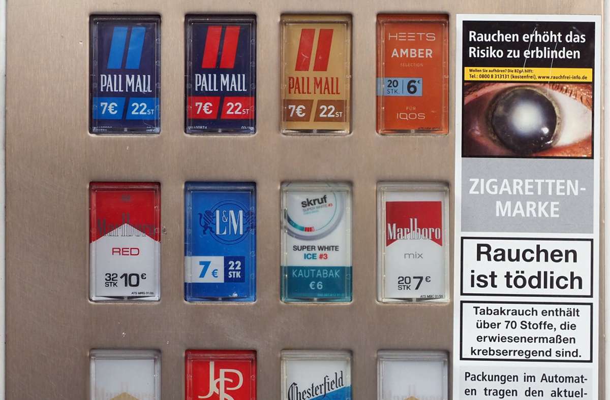 Wenn die Tasten den Packungen ähneln, müssen Schockbilder künftig bereits auf den Auswahltasten von Zigarettenautomaten zu  sehen  sein. (Symbolfoto) Foto: dpa/Soeren Stache
