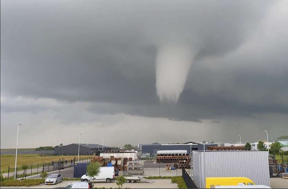 Ein Tornado hat beträchtlichen Schaden in der Stadt Zierikzee in den Niederlanden angerichtet. Foto: AFP/JULIAN STEENBAKKE