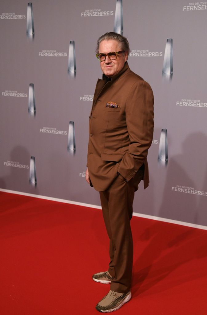 Schauspieler Michael Brandner erscheint im braunen Anzug.