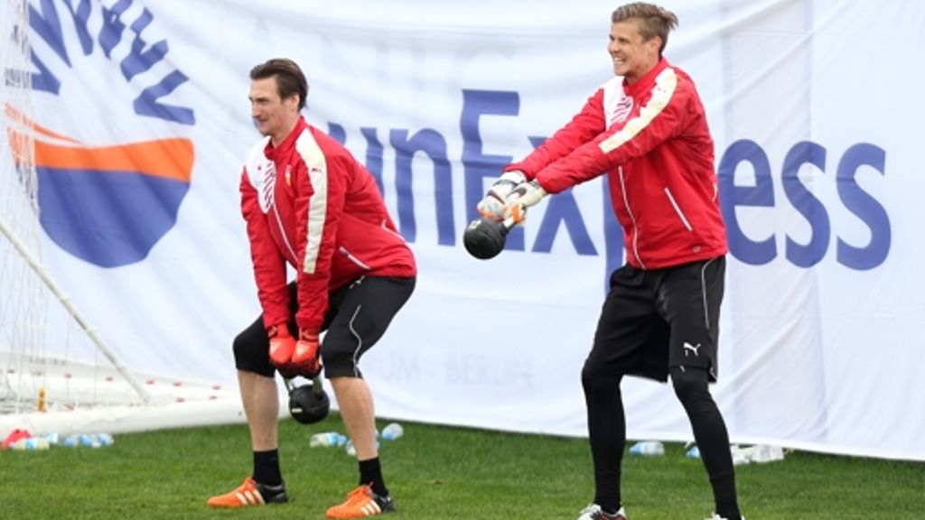  Die VfB-Torhüter Przemyslaw Tyton (links) und Mitch Langerak sollen sich im Trainingslager in Belek gegenseitig zu Höchstleistungen anstacheln. Doch die Rollen sind recht klar verteilt. 