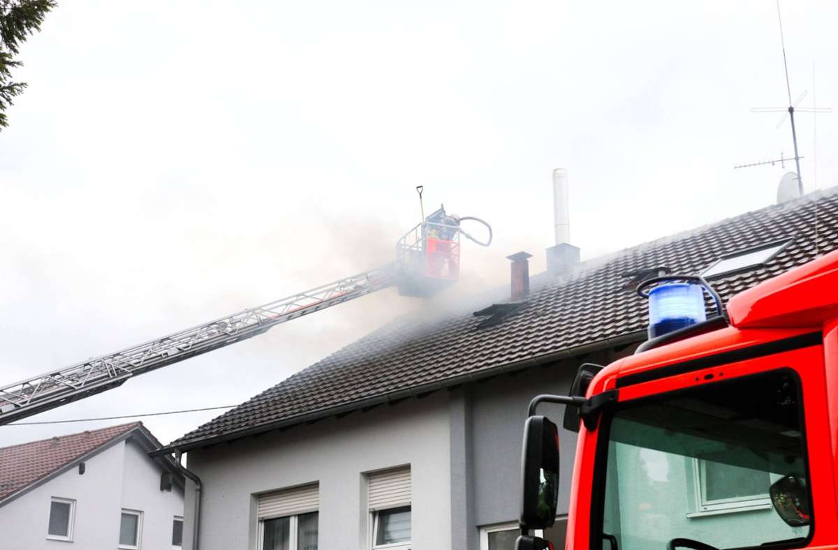 Ein Teil der anderen Wohnungen im Haus nahmen beim Löscheinsatz und durch den Rauch ebenfalls Schaden.