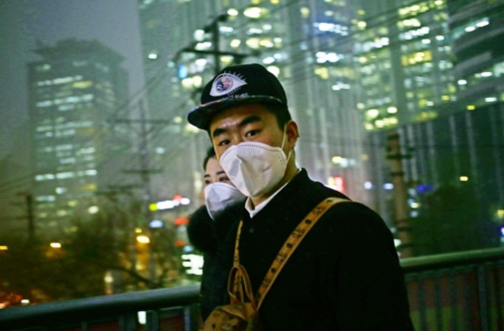 In Chinas Hauptstadt gehen die Menschen am Dienstag nur mit Maske vor die Tür.
