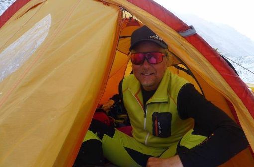 Andy Holzer sitzt im Advanced Base Camp auf 6400 Meter in seinem Igluzelt. Foto: Klemens Bichler