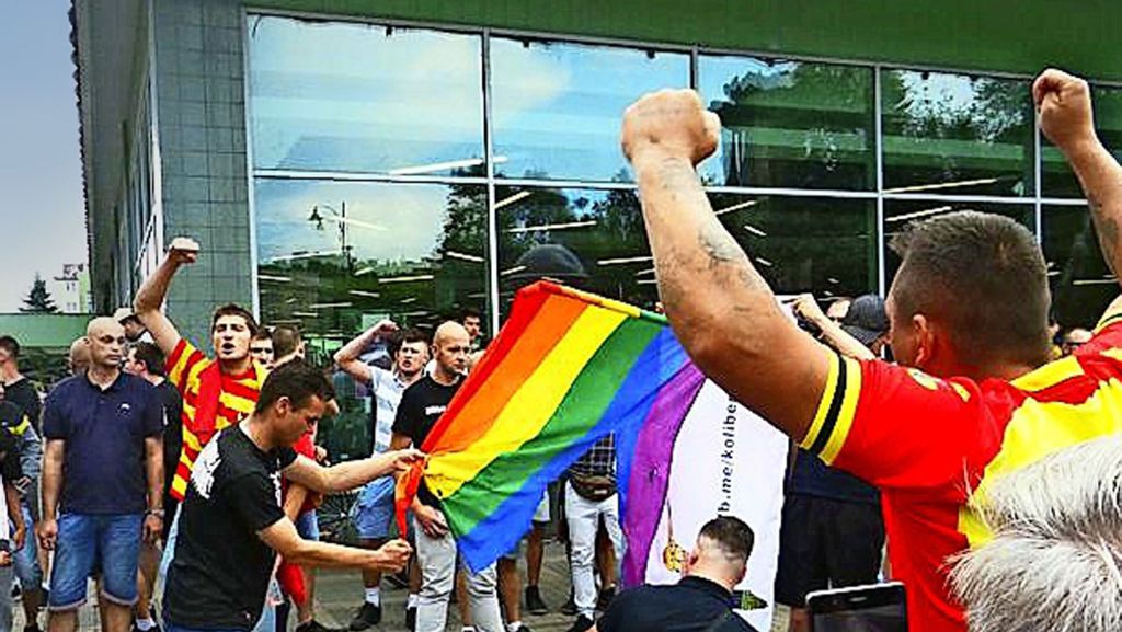  Im ostpolnischen Bialystok tun sich verfeindete Vereine zusammen, um eine Demo für die Akzeptanz Homosexueller aufzumischen. Auch aus der Politik kommen nicht die richtigen Signale. 