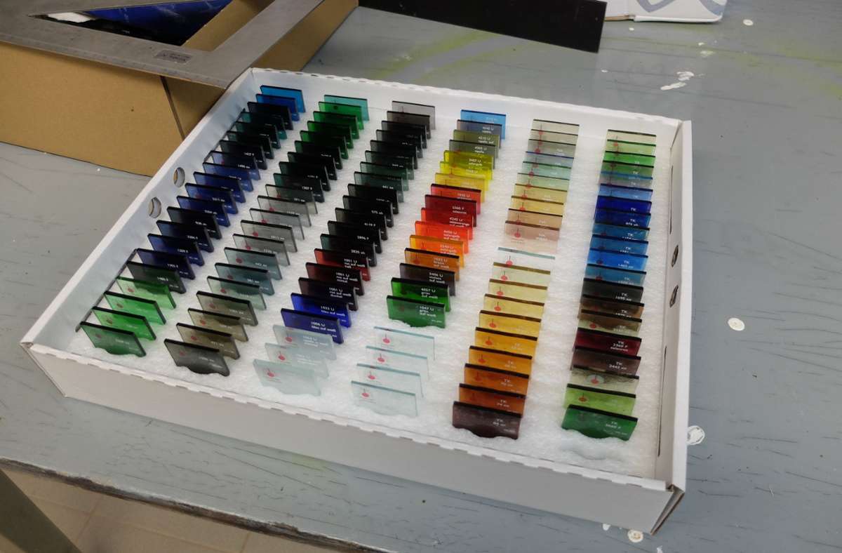 Mehr als 200 Glasfarben-Muster hatte er mitgebracht, dazuhin mundgeblasenes Glas der Glashütte Lamberts, die auf Echt-Antik-Glas spezialisiert ist.