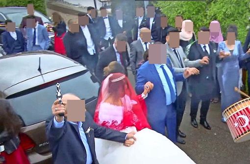 Fröhliche Hochzeitsrunde mit Salut-Schüssen: die Polizei ermittelt inzwischen wegen des Waffeneinsatzes. Foto: Dogru Film / Youtube