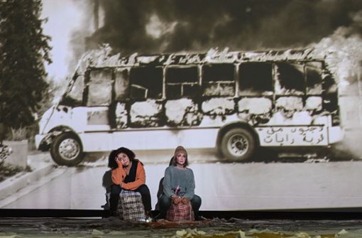 Nawal, gespielt von Evgenia Dodina (re.), und ihre Freundin Sawda (Salwa Nakkara) erleben in  „Verbrennungen“ im Schauspielhaus schreckliche Szenen. Foto: T+T Fotografie / Toni Suter // Schauspiel Stuttgart