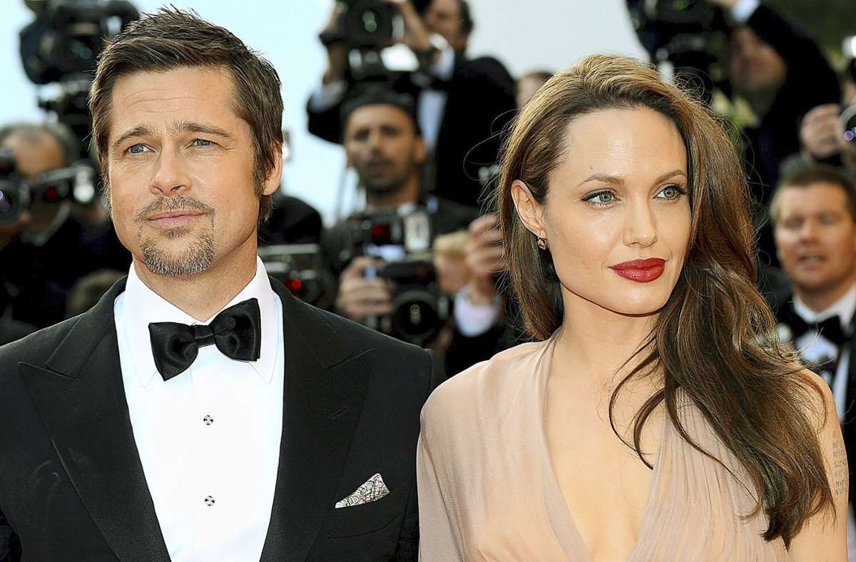 Während Angelina Jolie ihrem Look treu bleibt, ändert Brad Pitt einiges. Im Mai 2009 zeigt sich Pitt mit Kinnbart und Seitenscheitel im kurzen Haar.