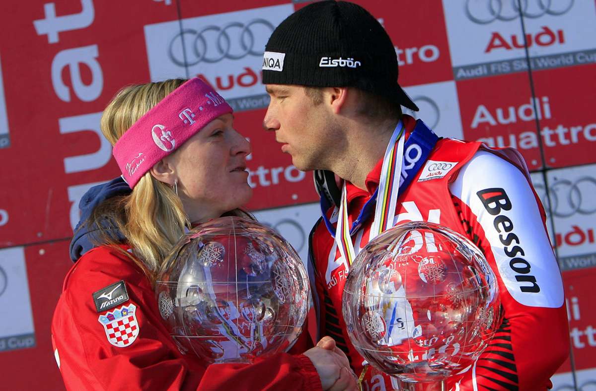 Der ehemalige österreichische Ski-Star Benjamin Raich küsst hier bei einer Zeremonie der Sieger gleich Janica Kostelic . . .