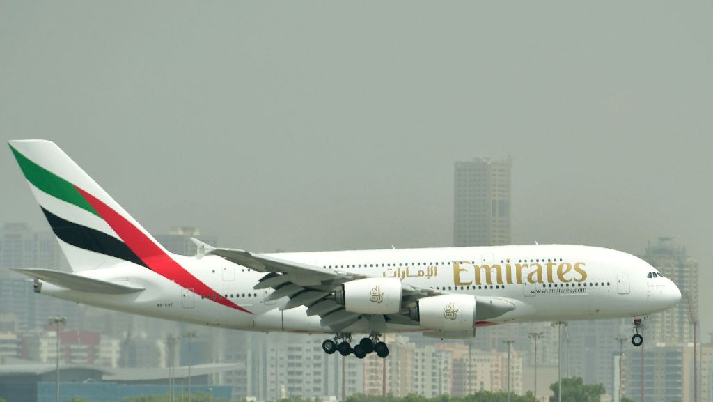  Bei einem Emirates-Flug von Dubai nach München ist am Dienstag ein siebenjähriges Mädchen gestorben. Die Maschine musste deswegen einen außerplanmäßigen Stopp einlegen. 