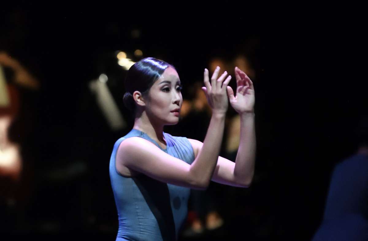 Hier tanzt Hyo-Jung Kang in Fabio Adorisios Ballett „Empty Hands“.