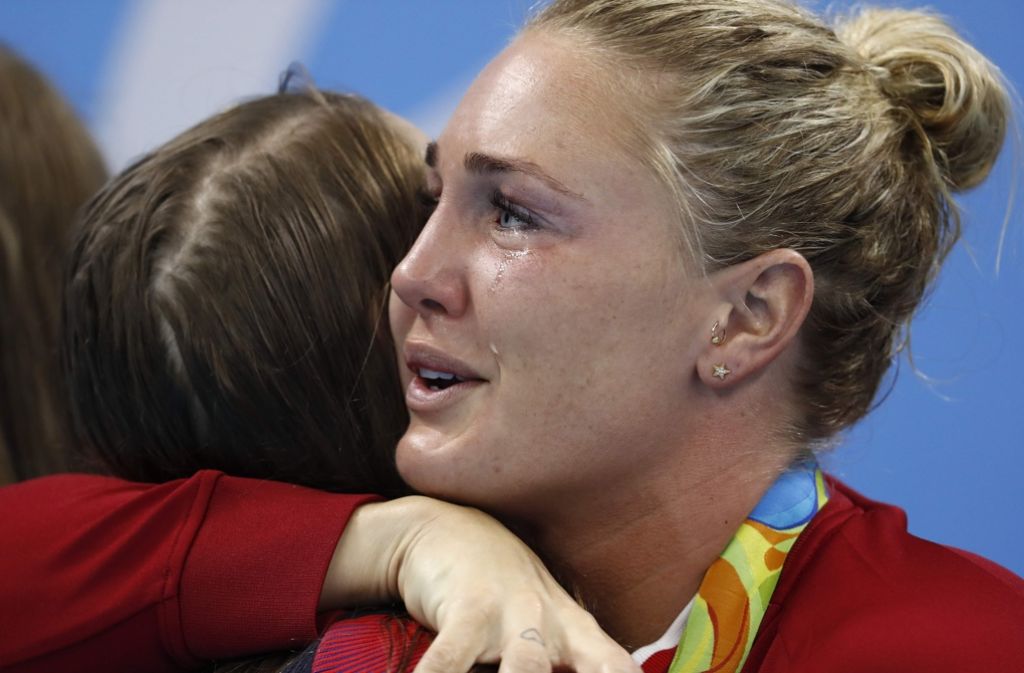 Die dänische Schwimmerin Jeanette Ottesen weint aus Freude über ihre Bronzemedaille.