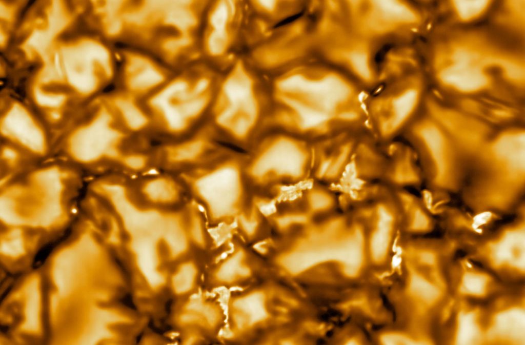 Das Inouye-Teleskop auf dem Gipfel des Haleakala der Hawaii-Insel Maui ist in der Lage, die Sonnenoberfläche detaillierter als je zuvor zu untersuchen – zusammen mit Solar Orbiter. Diese aktuelle Aufnahme zeigt das kochende Plasma auf der Sonnenoberfläche erstmals in Nahaufnahme. Wissenschaftler sprechen hier von einer „granularen Struktur“ – die einzelnen Zellen sind einige tausend Kilometer groß und nur wenige Minuten stabil. Laien fühlen sich eher an Karamellpopcorn erinnert.