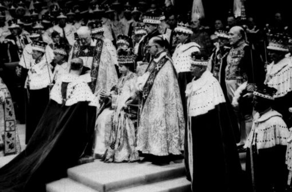 Am 2. Juni 1953 setzt der Erzbischof von Canterbury in der Westminster Abbey der neuen Monarchin die Krone auf. Erstmals wird eine solche Zeremonie live im Fernsehen übertragen.