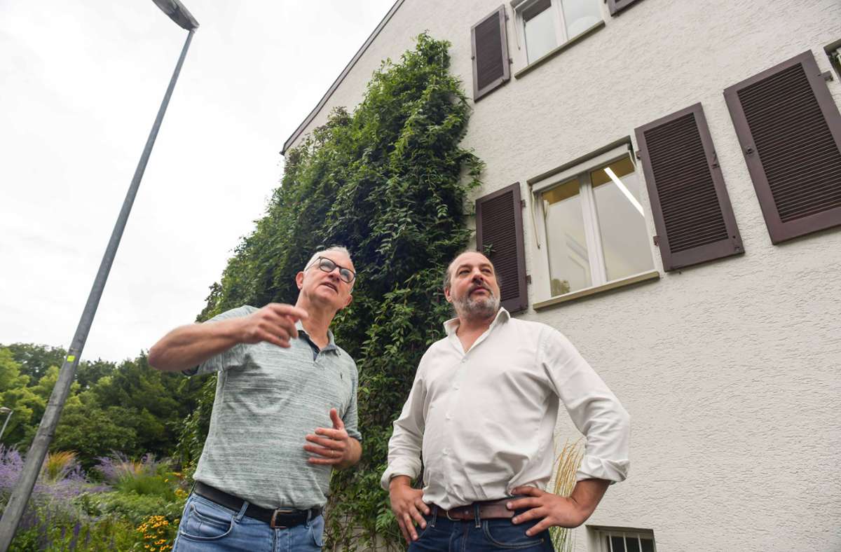 Sie kennen sich aus bei Fassadenbegrünungen: Hans Müller von Helix Pflanzensysteme aus Kornwestheim (li.) und Hannes Schwertfeger vom Stuttgarter Bureau Baubotanik.