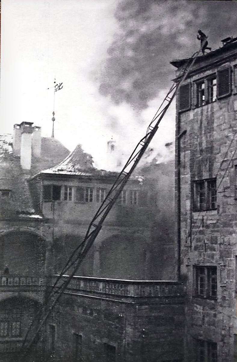 Löschversuche: ein Feuerwehrmann auf dem Dach des Alten Schlosses.
