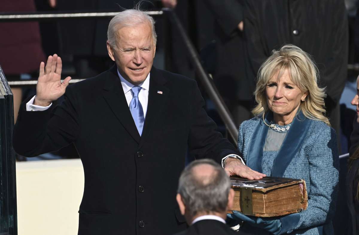 Nr. 46: Joe Biden leistet den Amtseid als US-Präsident  – die Bibel hielt seine Frau Jill. Foto: dpa/Saul Loeb
