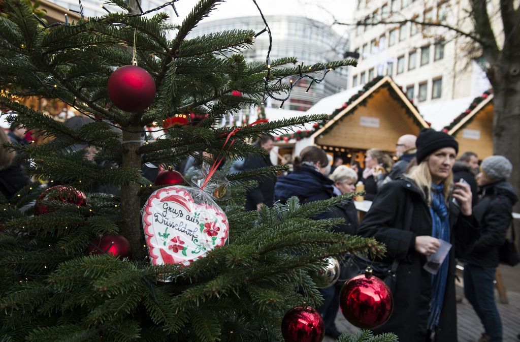 Gruß aus Düsseldorf: der Weihnachtsmarkt auf dem Schadowplatz wird als Schwabenmarkt bezeichnet.