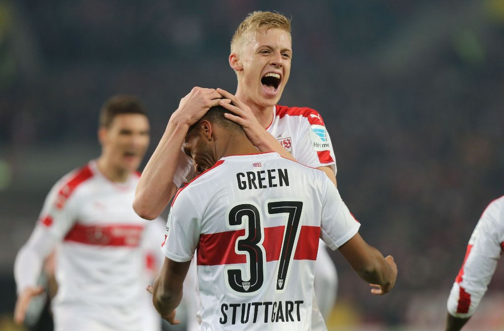 Großer Jubel nach dem 2:0 des VfB Stuttgart gegen Fortuna Düsseldorf: Timo Baumgartl herzt Julian Green.