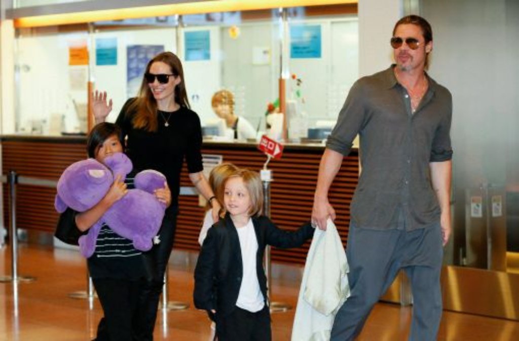 Vivienne Marcheline und Knox Léon (12. Juli 2008): Zusammen mit ihrem Lebensgefährten Brad Pitt, den Angelina Jolie 2004 bei den Dreharbeiten zu "Mr. & Mrs. Smith" kennenlernte, vergrößerte sie die Familie auf sechs Kinder, darunter drei eigene. Tochter Shiloh wurde 2006 geboren, die Zwillinge Vivienne Marcheline und Knox Léon 2008 (vorne).