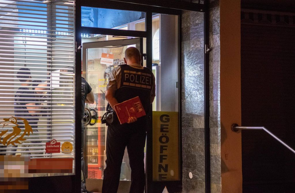 Der Inhaber eines Pizzaservices in Stuttgart-Weilimdorf ruft in der Nacht zum Freitag die Polizei: Drei maskierte Männer wollten ihn ausrauben.
