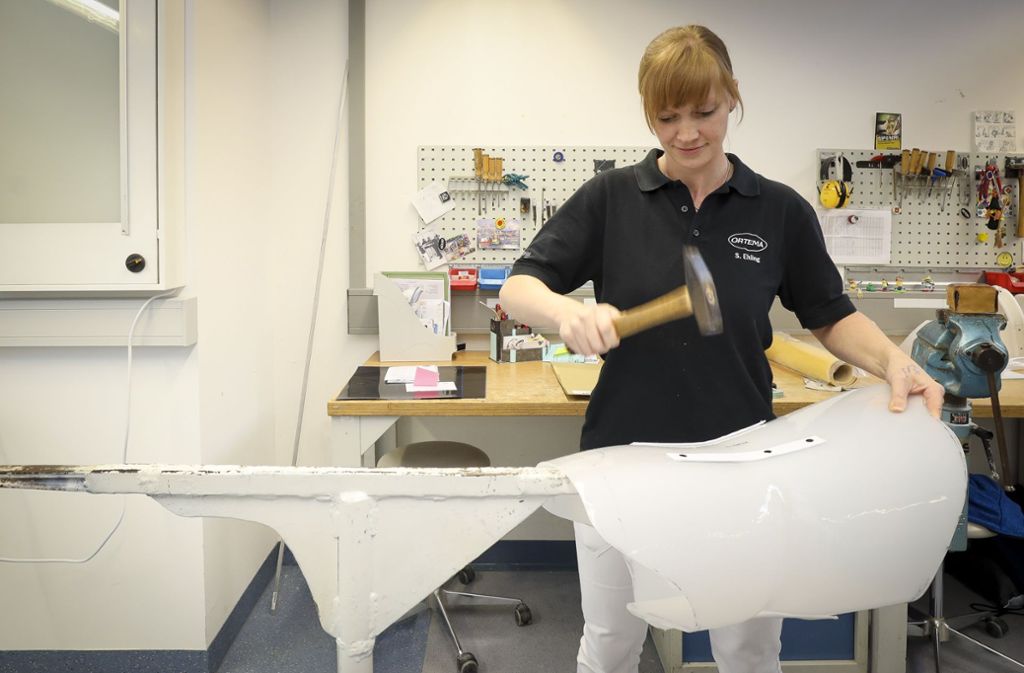 Stefanie Ehling arbeitet an einem Korsett für Patienten mit Wirbelsäulenverkrümmung.